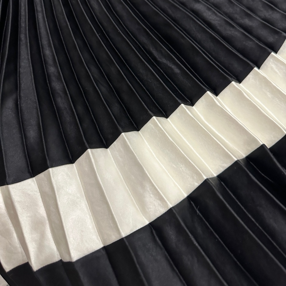 Theory Pleated Skirt size 0 - Picture 3 of 5